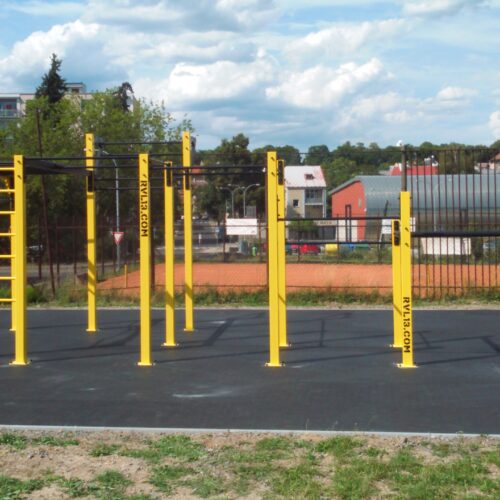 Calisthenics toestel Nippur M 45 Robuust en fraai om te zien. Deze bootcamp stations, staan voor veilig en sportief plezier voor jong en oud.